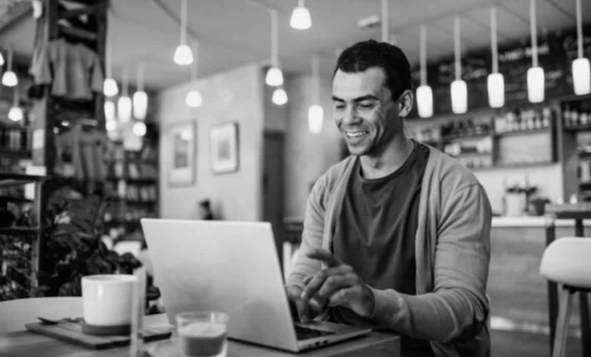 Estudiante participando en sesión educativa interactiva